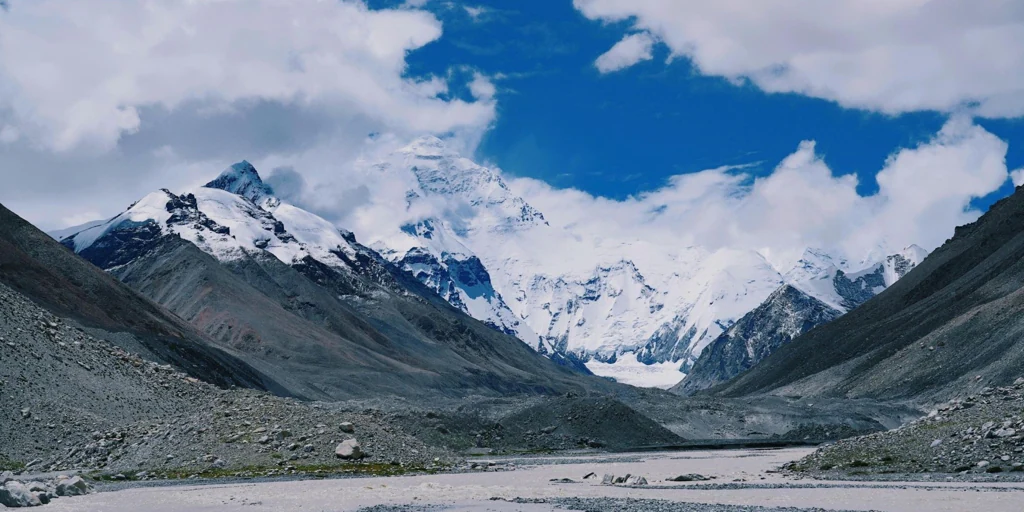 A river is 'pushing' Everest up, making it higher and higher