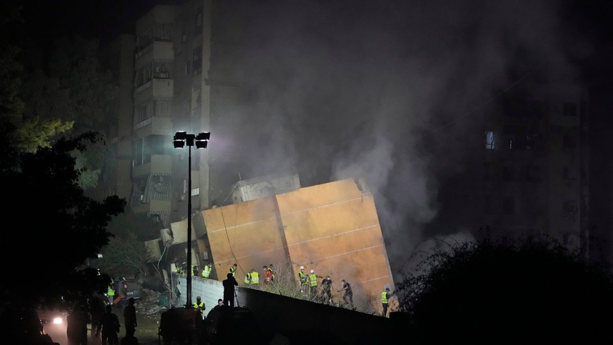 Israel attacks Hezbollah headquarters with several explosions, 6 dead
