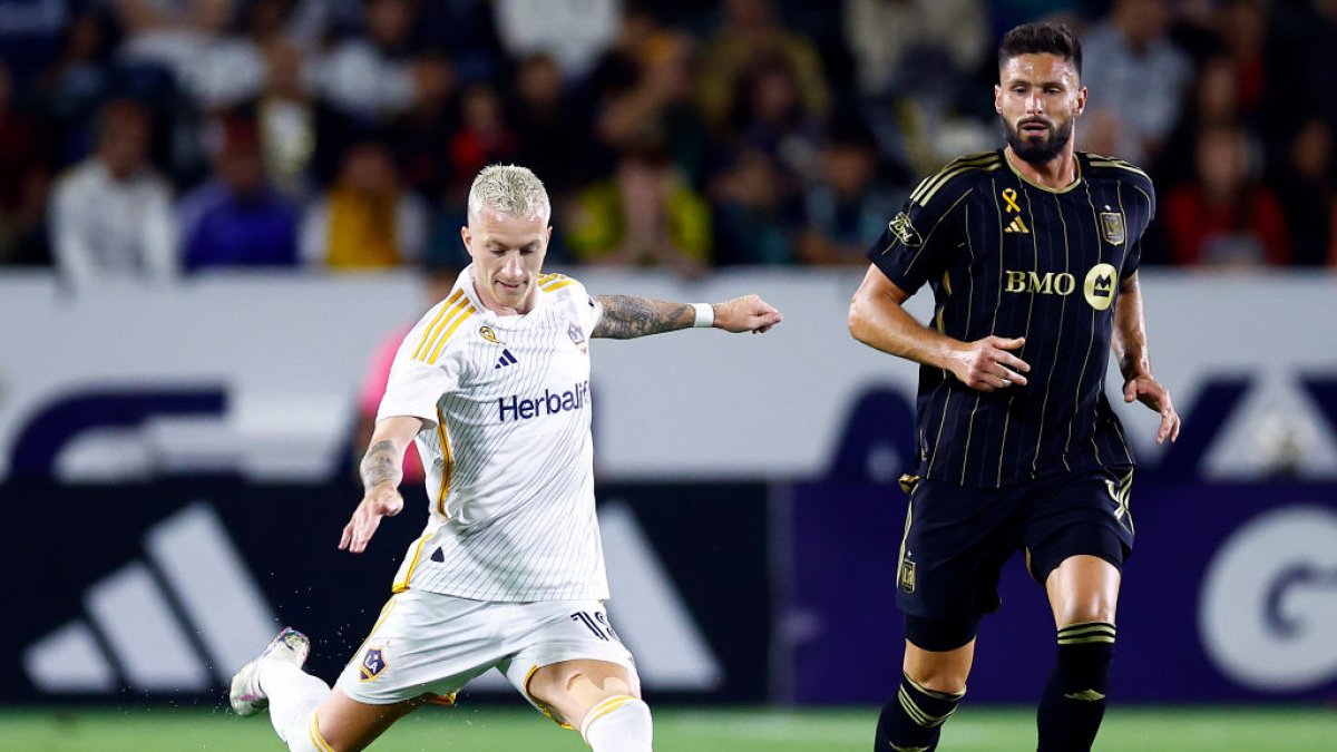 LA Galaxy beats LAFC 4-2 in another exciting edition of El Trfico