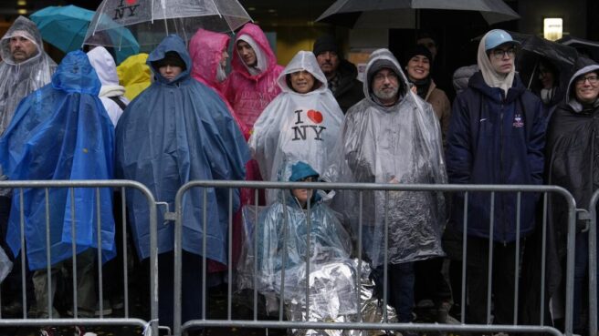 Macy's Thanksgiving Day Parade Begins Under Steady Rain in NY City